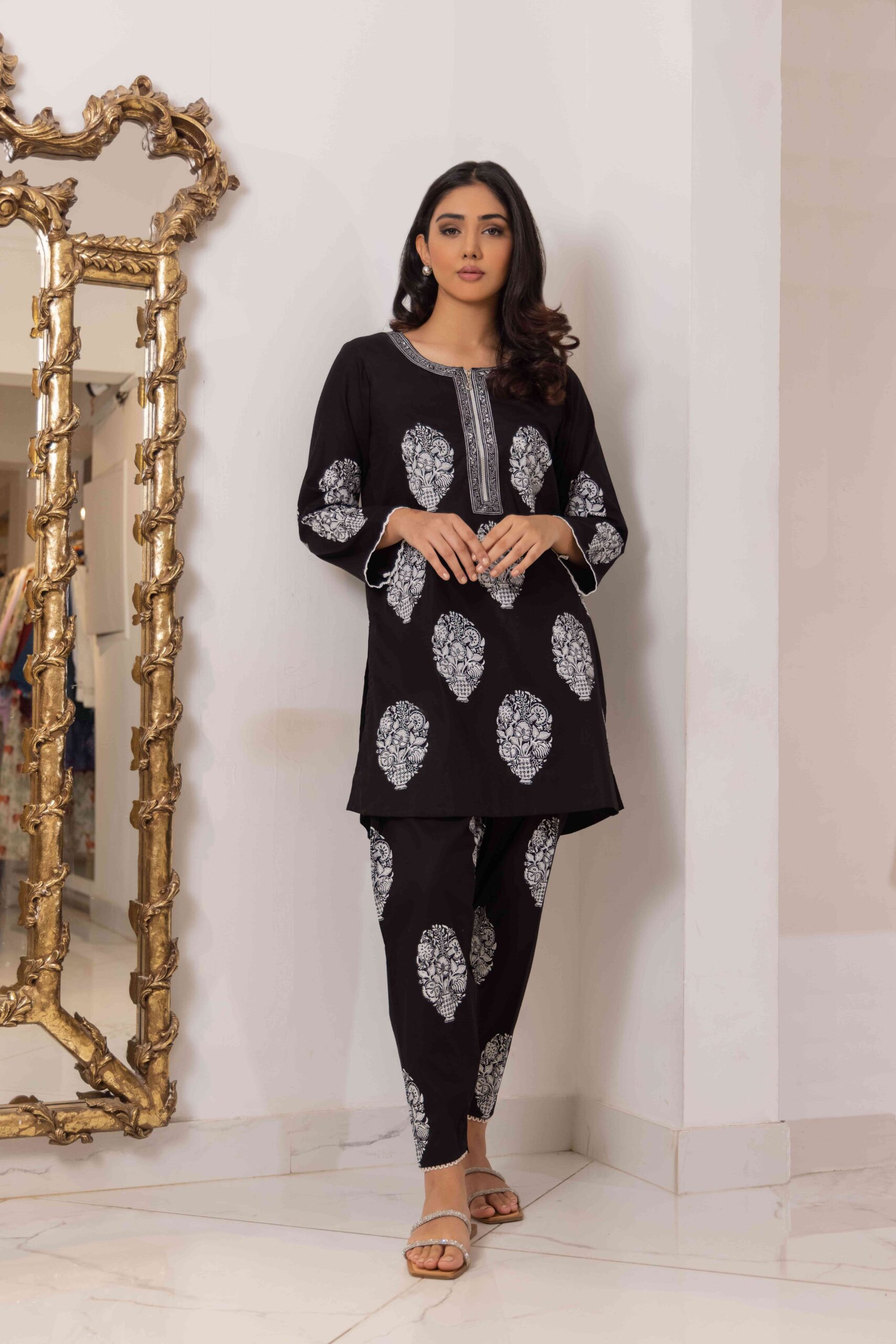 SHK-1156 - Pakistani Designer Clothes Order Online